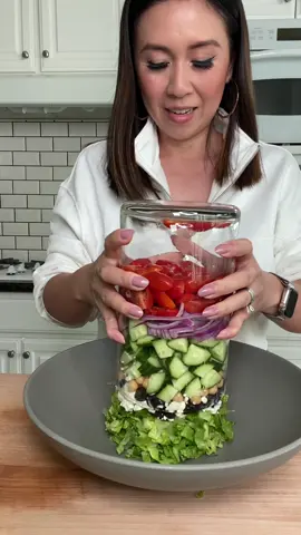 How to make a healthy Mediterranean Salad with Balsamic Vinaigrette #mediterraneanfood #healthyrecipe #saladrecipe 