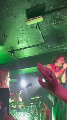 A very special night with some of my fav people 🖤 thank you @therealmaneskin The Loneliest is a masterpiece 🤧🖤   #maneskin #maneskinofficial #damianodavid #victoriadeangelis #thomasraggi #ethantorchio #theloneliest #camden #theunderworld #london #gig 
