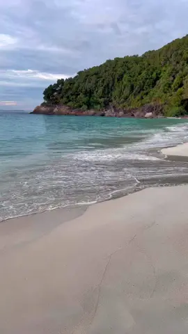 Dah rindu bunyi laut 😩. #tenangkanjiwa #beachvibes #pulau #kualaterengganu #pulauredang #redangmutiara #ombaktenang #tiktok 