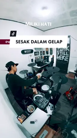 Masih dengerin ini waktu tidur? 😅 #lastkissfromavelin #sesakdalamgelap #drum #drums #drumcover #drumelektrik #emonight  #screamo #gopromax360 #gopro 
