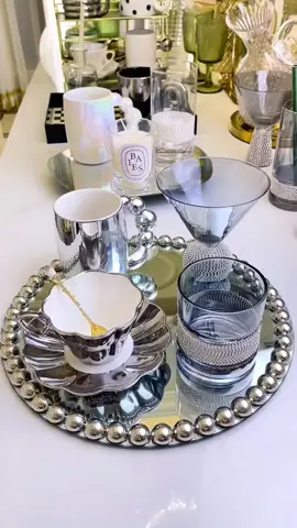 Những chiếc cốc và khay đựng đồ không thể từ chối bằng cách kiểm soát cốc! Hãy đến và mang chúng về nhà. 