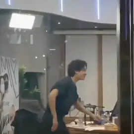 The reason why taehyung went down on his knees before the staff was because he was asking them to let him spend more time with ARMYs before they close the blinds.. he keps pleading 