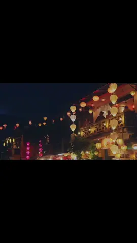 Tôi về phố cổ Hội an Một chiều đầu tháng ngập tràn nắng xuân. Khách nơi xa lẫn khách gần Cảnh quan đô hội níu chân từng người. #dulich #Hoian #Dulichcuocsong #Newlifetravel 