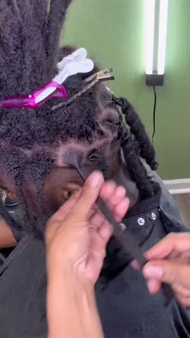 Retwist ft. The lox community’s favorite 2 strand twist 🫶🏾 #fyp #locsoftiktok #locs #lochelp #757loctician #houstonlocs #757locs  #voiceover #locqueensontiktok #womenlocstyles #ropetwist #2strandtwist #locstyles 