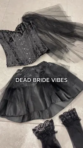 Reminder Halloween is only 3 weeks away 💀🖤 #deadbride #halloweenoutfit #halloweencostume2022 #halloweeninspo 