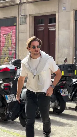 Paseo mañanero por Barcelona y encuentro final... 😬 #barcelona #StreetFashion #man #model #meeting 