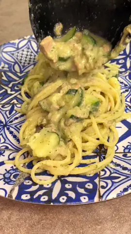 Pasta tonno e zucchine cremosa  Ingredienti per 4 persone 360 g di pasta 3 zucchine medie 200 g di tonno in scatola 1 pezzetto di cipolla 3 acciughe sott’olio 4-5 capperi sotto sale 4-5 cucchiai di olio evo Sale q.b. Peperoncino (facoltativo) #pasta #carlogaiano #pastaaltonno #pastacontonno #zucchine #tonno #cucinaitaliana #spaghetti #pasta #pastalover #ricettefacili #ricetteveloci #primipiatti #italiancuisine #ricettepervoi #zucchini 
