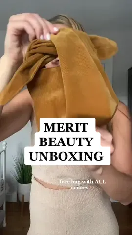 Shop the link in my bio 🍂✨ @meritbeauty free shipping on all orders over $40 dollars #gifted #merit #meritminimalist #meritbeauty #FlexEveryAngle #OOTD #shopping 
