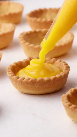 French Pastry 101: Mini Lemon Curd Tartlets 🍋🍋 the full recipe is on my blog! #lemontart #tartlets #frenchpastry #pastryart #bakingtiktok #lemoncurd #shortcrustpastry 