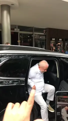🤜🏿🔥🤛🏿 Chegando em BH,Lula como sempre na humildade abraça a galera e comprimenta todo mundo. #RaizDeBambú #LulaPresidente13 #PeriferiaNaPolitica
