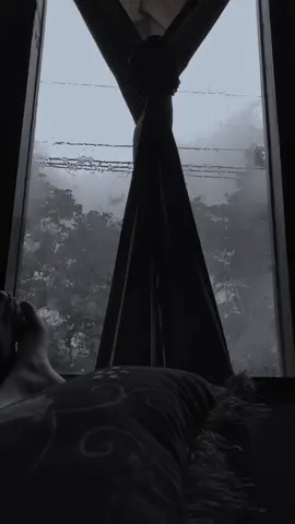 Seneng aja gitu liat hujan dari dalam rumah lewat jendela…