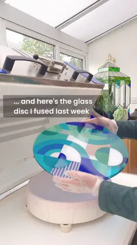 How does a fused glass bowl get its shape? Now you know 😁 ... #glassartist #glassart #contemporaryglass #warmglass #kilncare #kilnglass #fusedglass #fusedglassart #fusedglassartist #glassbowl #glassartistsoftiktok #glassartwork #glassartistoftiktok 