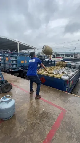 Man’s got skills 🔥 (🎥 @homemdogas7 ) #EXTREME #UNREEL #Fyp #Trickshot #Skills #Foryou 