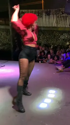 Quero agradecer ao @viadutodemadureira  pela oportunidade de subir nesse palco incrível e poder mostrar um pouco da minha essência nesse baile de Rihanna vs Beyoncé.. Amei!  . Agradeço aos meus amigos e me incentivaram para eu subir.. Nem lembro como parei lá em cima kkkkk . . @rihanna  Te amo!  #rihanna #bailecharme #madureira #dançarina #dandara #viadutodemadureira #palco #rj #dançasurbanas