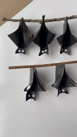 Toilet roll bats #batcrafts #bats #halloweencrafts #halloweendecor #loorollcraft #lowcostcrafts #craftsforkids #crafymoms #keepitsimple 
