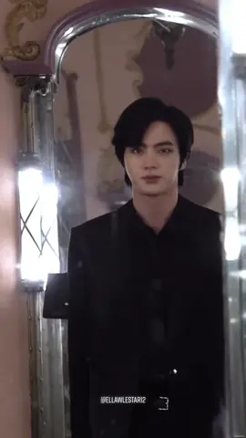 Kim Seokjin mode serius is another level of 