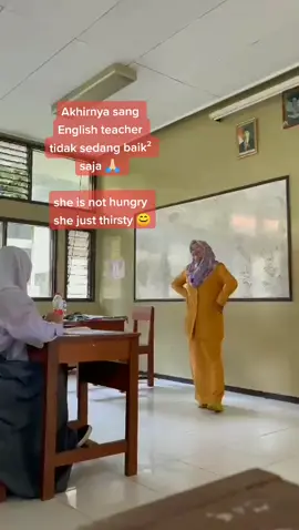 FYI: minumnya sambil duduk lho ya ,.. 👌😁 #icebreaking #greeting #happyteacherhappystudents #english #is #fun #alhamdullilah #fyp 