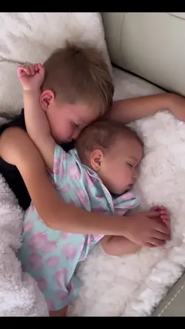 Such a special bond 💕  . . . #babygirl #brotherandsistergoals #brothersisterlove #siblingsgoals #kidsgoalz #littlesister #bigbrother #MarcusandMyla #siblinglove #kidsoftiktok