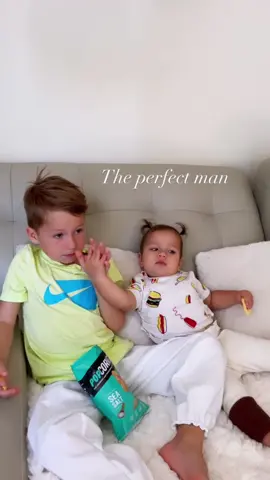 They are full of love 💕  . . .  #babygirl #brotherandsistergoals #brothersisterlove #siblingsgoals #kidsgoalz #littlesister #bigbrother #MarcusandMyla #siblinglove #kidsoftiktok 
