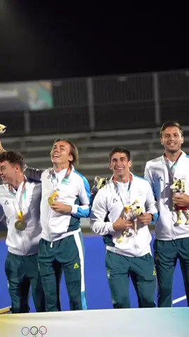 Nothing feels better when you see those medals arrive and you feel them in your neck 😵🙌 Congratulations  🥇🇦🇷 🥈🇨🇱 🥉🇧🇷 #Asuncion2022   📽panamhockey 