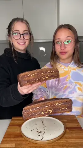 Para todos los que nos confundían, no, no somos la misma persona 😂 Y aca te traemos tremendo ALFAJOR XXL DE CHOCOLATE Y MANÍ 🍫🥜 • 👉🏻INGREDIENTES para uno triple de unos 14cm: -150g de manteca. -140g de azúcar. -1 huevo. -250g de harina 0000. -1/2c de polvo para hornear. -30g de cacao. • Relleno: -250g de chocolate. -150g de crema. -1C de pasta de maní. -100g de maní picado. • #alfajores #Receta #dulce 