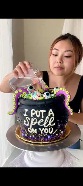 bubbling cauldron cake 🫧 🧙‍♀️ #hocuspocus #cakedecorating #cake #halloween 