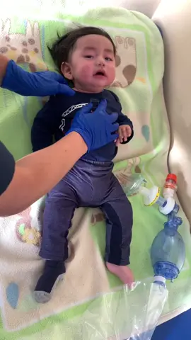 👨🏻‍⚕️👩🏻‍⚕️🇪🇨 Estamos estimulando el reflejo de la Tos, con el objetivo de movilizar la mucosidad 👶🏻 Adelante THEO