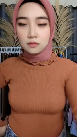 Rajut yg aku pake fit to BB 65kg, harganya cuma 30k aja. Jeansnya jg cuma 70rb an aja guys. cek keranjang kuning🥰 #bintangagency #inerrajutpremium #turtleneckrajutwanita #jeanshighwaist #ootdsimple 