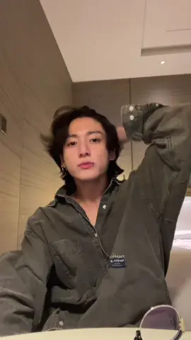 แค่เจเคมานั่งเสยผมถอดแว่นถอนหายใจ มัมหมีจะขิต 🫠 #jungkook #jk #bts 