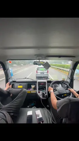 Vibesnya sopir mah gini aja udah #driver #AQUADULU #storywhatsapp #storydalammobil #xzybca #cctv_truck_indonesia 