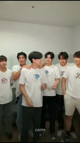 joong yung tingin mo sa kamay nila phuwin at dunk 😂😂  #dunkphuwin #pondphuwin #joongdunk  #joongarchen #phuwintang #dunknatachai #ppnaravit #fffcampingconcert #thaiblactor #thaienthu #foryou 