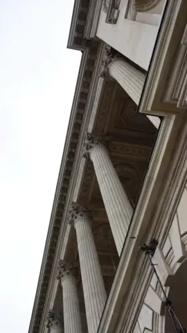 Clarté Paris est allez à la fashion week pour vous dégotter des looks plus beaux les un que les autres !#pourtoi #foryou #fyp #fashion #brand #brand #marque #mode #tendance #styling #event #look #girls #chic #luxe #ethiqueproducts #ecoresponsable #upcycling #clothes #pfw #ss23 #diorss23  Blazer: https://shop-clarteparis.fr/products/veste-blazer-noire-broderie-rouge-et-doree-en-tissu-de-kimono Trench: https://shop-clarteparis.fr/products/trench-noir-broderie-phenix-en-tissu-de-kimono