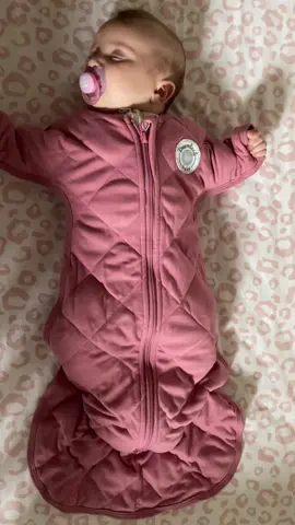Want to get your baby to sleep through their naps and the night more? Buy a @Dreamland Baby ASAP! This transition swaddle has saved our sanity as new parents so that all 3 of us can get a good night’s sleep🌜💫 #bounty #dreamlandbabyco #sleep #babiesoftiktok #babygirl #sweetdreams #stelladean #baby #3months #newparents #newborn 