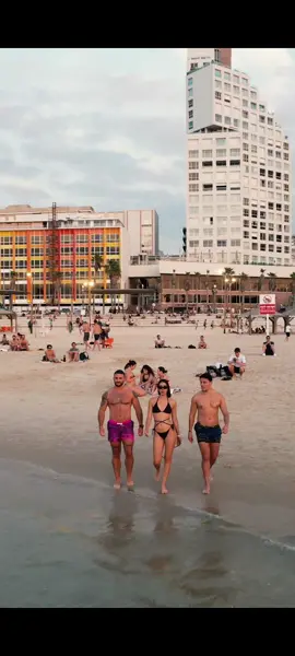 Welcome to Tel Aviv 🇮🇱 @victorguadarramatok @cecia.loaiza         📸 @treivas #telaviv #israel #eliadcohen 