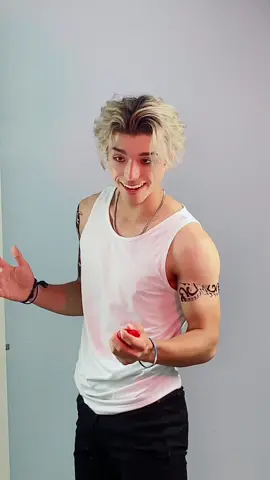 Replying to @winelaywinelay637 NO ONE MOVE !!