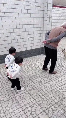 These two little guys have been together with grandpa recently, and today they even have the same pace#baby#cutebaby#cute#babytiktok#foryou