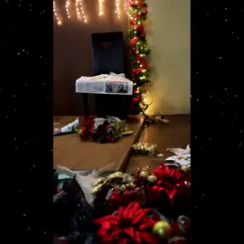 Llegó la Navidad  IG @vallejo_imagen En Vallejo Imagen te ofrecemos 2 sets navideños decorados para plasmar con fotografías de calidad momentos inolvidables junto a tus seres queridos! Disponemos sacos navidadeños. No te quedes sin este hermoso recuerdo. Pregunta por nuestros paquetes de preventa. Las mascotas son bienvenidas 🐩 @vallejo_imagen  #fotonavidad  #fotoprofesional  #fotoinstagram #fotoemprendimiento  #fotofamiliar  #fotografoquito  #fototendencia  #fotografiaecuador  #sesiondefotos  #navidad #fotofamilia  #christmasphotoshoot  #familyphotographer  #photomagic #professionalphotographer  #photostudio  #photographers #photostudio  #marrychristmas  #christmas  #photodaily  #petfriendly  #viral #parati