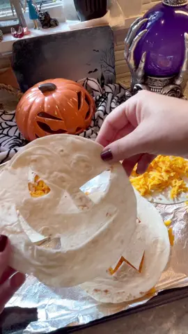 Jack o lantern quesadillas #halloweenfood #halloweenrecipe #HalloweenTreats #spookyseason 