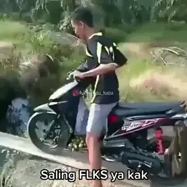 untung Motor nya selamat #ngakakkocak #ngakak #lucu #lawak #meme #dagelan #receh #humor #kocak #fyp 