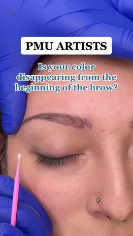 STOP losing the color at the beginning of the brow 🛑 This simple stretching technique will make your pigment go into the skin QUICK & EASY 🔥🔥 #pmutrainer #pmuartist #esthetician #dallaspmutraining #dallaspmu #permanentmakeup #pmu #pmutips #pmumaster #brows #ombrebrows #pmubrows #powderbrows 