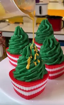 Pra mim é tão encantador o Natal que eu as vezes sinto a neve cair de verdade, quando estou pensando nas decorações e tudo mais que podemos fazer!!!  Será que é muita piração da minha cabeça? Mas é que sou assim imaginativo!!!! Kkkkkkk   #natal2021 #merrychristmas #sabonete #soap #saboaria #peterpaiva #DIY #encanto #artesanatocriativo