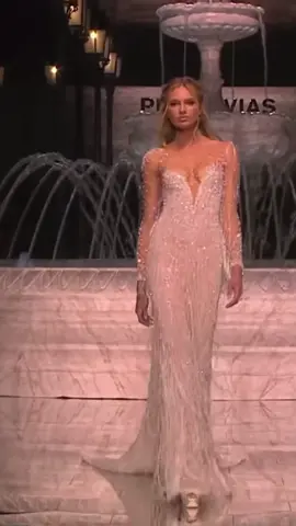 Promovías #pronovias #hautecouture #couture #fashion #style #beauty #model #catwalk #Runway #moda #estilo #altamoda #altacostura #wedding #weddingdress #weddingtiktok #boda #vestido #vestidodenovia 