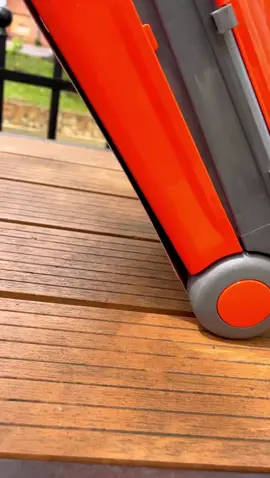 𝐌𝐀𝐋𝐄𝐓𝐀 𝐃𝐄 𝐇𝐄𝐑𝐑𝐀𝐌𝐈𝐄𝐍𝐓𝐀𝐒 𝐏𝐀𝐑𝐀 𝐍𝐈Ñ𝐎   convertible en set portátil con accesorios incluidos estupenda gama de herramientas, martillos y destornilladores. Siguiendo las instrucciones, transforma tu maletín en un taller de herramientas como los reales. Desmonta y pliega el set para convertirlo de nuevo en maleta portable. ¡Así de fácil! Con cerradura para mantener el set asegurado durante el transporte. Hecho de plástico durable y resistente. Medidas montado: 63cm x 53cm x 24.5cm Medidas maleta: 24.5cm x 13.5cm x 39cm  #fyp #parati #juguetes #herramientas 