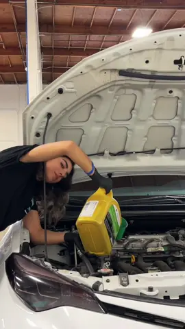 Jiffy lubes got nuthin on me 🙂#oilchange #corolla #carchicks #totd #lo2slow 