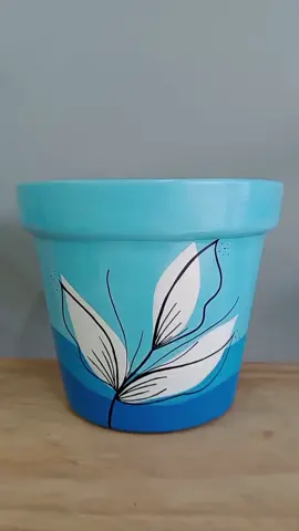 Esse aqui, acabou de ficar pronto e já saiu 🤭💙Ficou lindão, não?Encomende já o seu!!Modelo: 18,5x16cmPersonalizamos!WhatsApp📲 (21) 98180-9561..#ateliemyarte #artesanatocriativo #decorideias #vasosdeplantas #macetasdecoradas #jardim #varanda #plantas #cactos #suculentas #duquedecaxias #posca #pinturaorganica