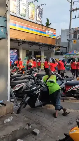 kang parkir terlalu fokus lihat ibu ibu senam 🤣 #fypシ #fypシ 