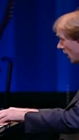 The crisp and clear piano sound seems to come from the starry sky.  The soothing melody flows in the heart river, giving people infinite reverie in the quiet night, it is so beautiful... # Pure Music # Music Sharing # Piano #