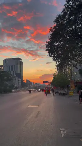 Bình minh lúc nào cũng đẹp rạng ngời, nhưng đẹp nhất là khi ta yêu đời. - Một buổi sáng mùa thu rất Hà Nội - #hanoi #autumn #sunrise #october 