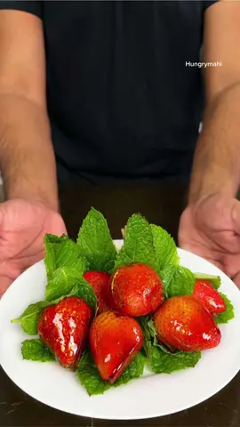 STRAWBERRY TANGHULU ! #canadian #usa_tiktok #vancouverfood #newyorkfood #torontotiktok 