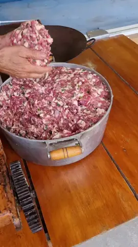 #fyp #coisas de minas #linguiça caseira #coisas da roça #comida de roça #fogão de lenha #comida de roça #linguiça pura caipira #linguiça pura caseira #roça #comida de verdade #nas mãos de Deus sempre 🙏 🙏 🙏 🙏 🙏